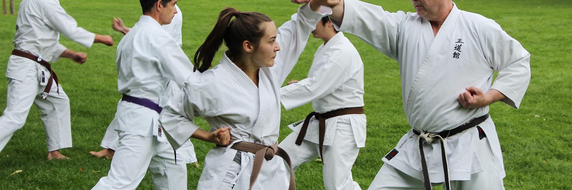 Karate Training auf den Rheinwiesen